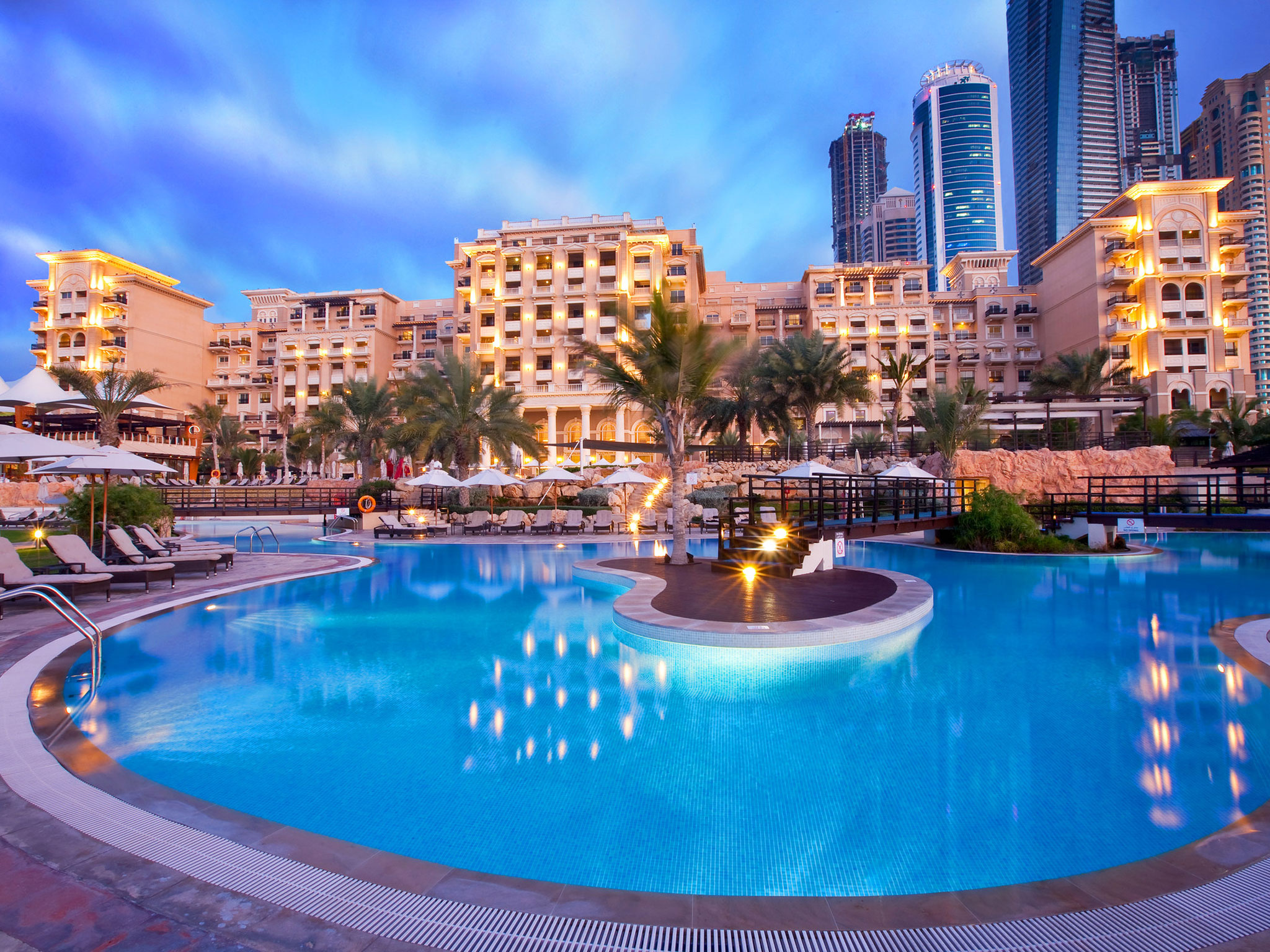 living-in-dubai-marina-or-downtown-dubai-what-to-expect-in-these-areas